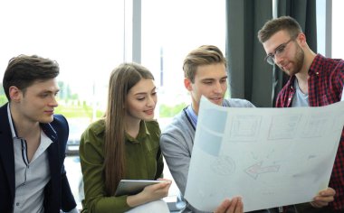 İş takım toplantısı, iş süreci. İnsanlar mürettebat yeni başlangıç projesi ile çalışma.