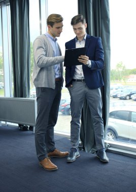 Ofiste iş tartışan iki genç modern adam..