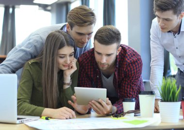 Genç grup insan işlerini laptop yapma.