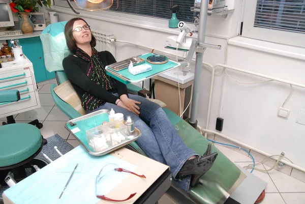 年轻女子在牙医 — 图库照片