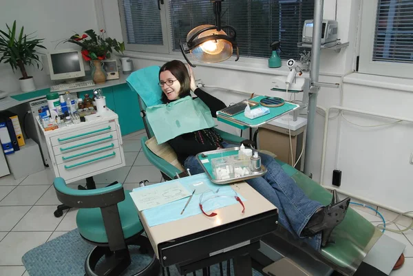 年轻女子在牙医 — 图库照片