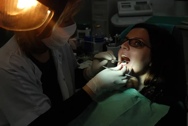 歯科医で若い女性 — ストック写真