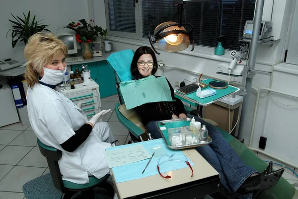 歯科医で若い女性 — ストック写真