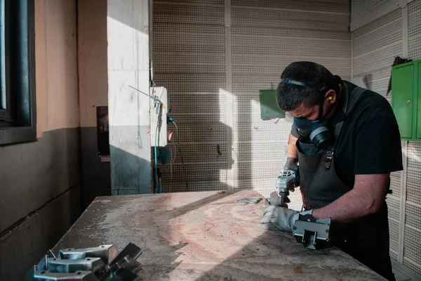 Heavy Industry Engineering Factory Interior Industrial Worker Χρησιμοποιώντας Γωνιακό Μύλο — Φωτογραφία Αρχείου
