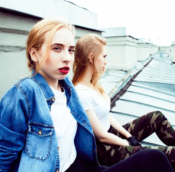Dwie Fajne Blondynki Prawdziwe Dziewczyny Przyjaciele Selfie Dachu Styl Życia — Zdjęcie stockowe