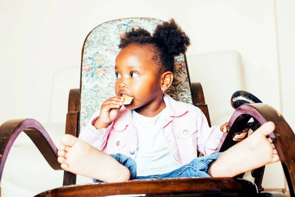 Маленькая Милая Африканская Американская Девочка Играет Животными Игрушками Дома Довольно — стоковое фото