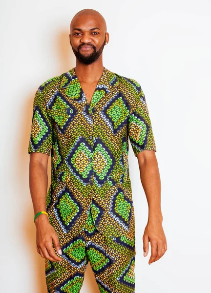 Parlak Yeşil Giyinmiş Yakışıklı Afrikalı Bir Adamın Portresi Gülümsüyor Jest — Stok fotoğraf