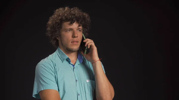 Ciddi Genç Adam Cep Telefonuyla Konuşuyor Siyah Arkaplanda Kes — Stok fotoğraf