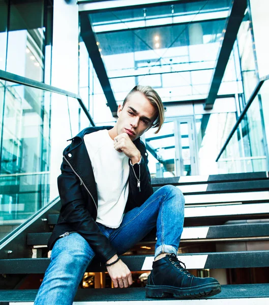 Ung Modern Hipster Kille Byggnad Universitet Blond Mode Stilig Pojke — Stockfoto