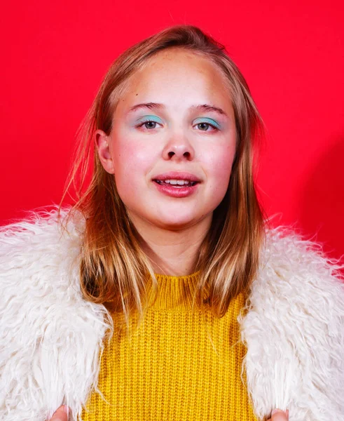 若いかなり感情的なポーズ10代の女の子明るい赤の背景に幸せな笑顔ライフスタイルの人々の概念 — ストック写真