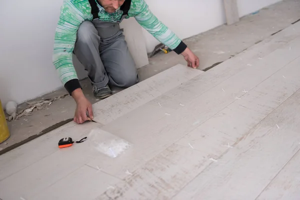 在地板上安装陶瓷砖的工人 — 图库照片