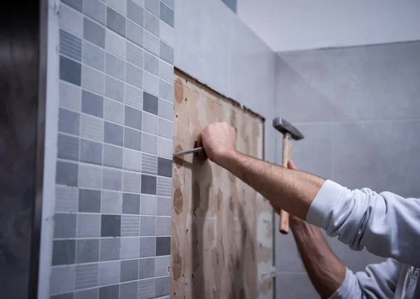 Pracovník Odstranit Staré Demolice Dlaždice Koupelně — Stock fotografie
