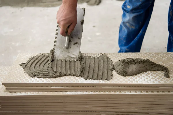 Werknemer Installeren Van Keramische Hout Effect Tegels Vloer — Stockfoto