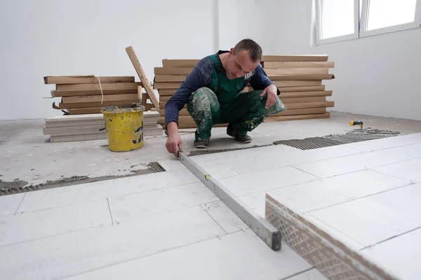 Trabalhador Que Instala Telhas Efeito Madeira Cerâmica Chão — Fotografia de Stock