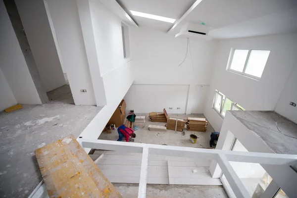 Travailleur Installant Les Carreaux Céramique Effet Bois Sur Sol — Photo