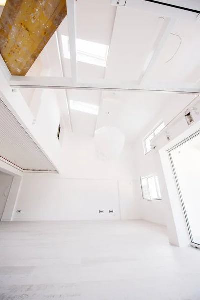 空っぽのスタイリッシュなモダンなオープンスペースのインテリア2レベルアパートメント — ストック写真