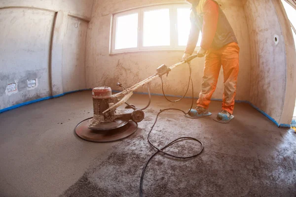 実行し 磨く労働者砂およびセメントは床をねじりました — ストック写真