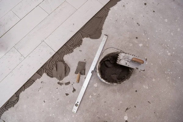 床の上のタイルのためのセラミック木製の効果タイルやツール — ストック写真