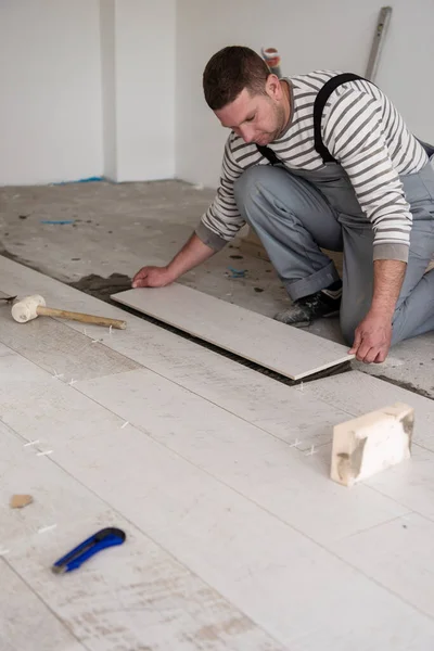 Pracownik Montujący Płytki Ceramiczne Efekt Drewna Podłodze — Zdjęcie stockowe