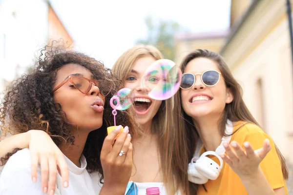 Drei Glückliche Schöne Frauen Pusten Seifenblasen Der Stadtstraße — Stockfoto