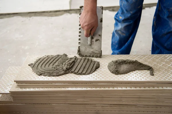 Trabalhador Que Instala Telhas Efeito Madeira Cerâmica Chão — Fotografia de Stock