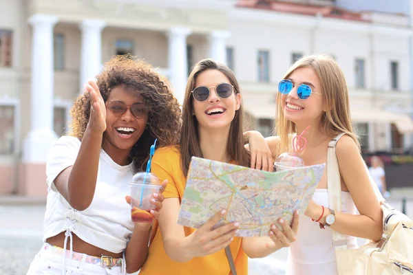 屋外で観光を楽しむ3人の女の子の写真 地図で街を探索する美しい女性観光客 — ストック写真