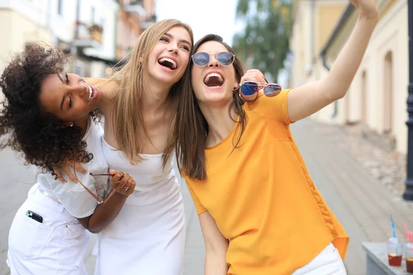 Tre Söta Unga Flickor Vänner Har Kul Tillsammans Tar Selfie — Stockfoto