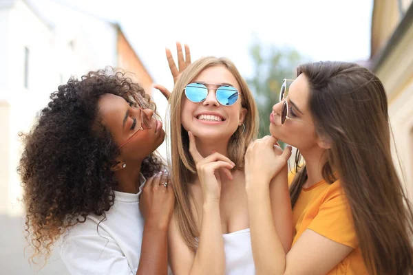 3人の若い笑顔のヒップスターの女性が ストリートでポーズをとる夏服を着ている ポジティブな顔の感情を示す女性 — ストック写真
