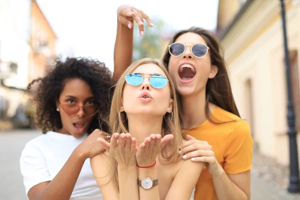 3人の若い笑顔のヒップスターの女性が ストリートでポーズをとる夏服を着ている ポジティブな顔の感情を示す女性 — ストック写真