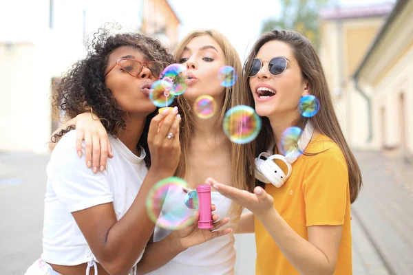 Três Mulheres Bonitas Felizes Soprando Bolhas Sabão Rua Cidade — Fotografia de Stock