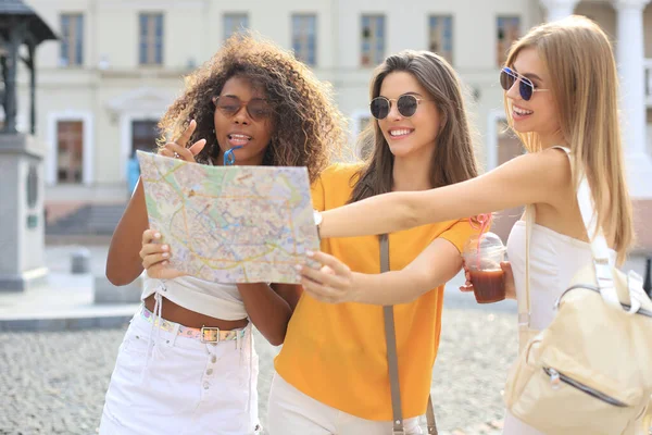 三个女孩在户外观光的照片 美丽的女性游客带着地图探索城市 — 图库照片