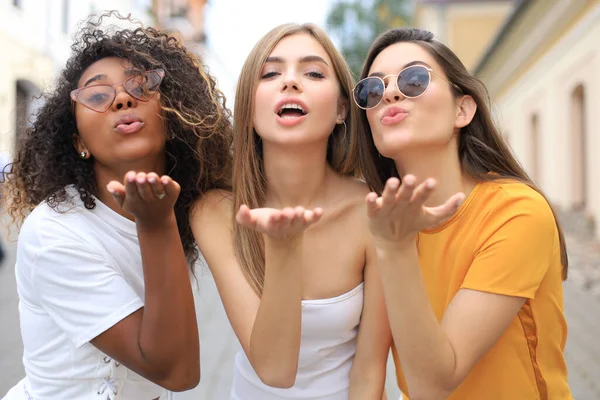Tre Unga Leende Hipsterkvinnor Sommarkläder Som Poserar Gatan Kvinna Som — Stockfoto
