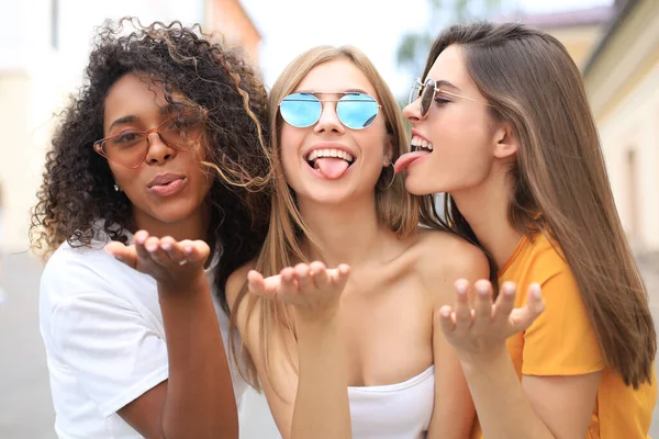 Tres Jóvenes Mujeres Hipster Sonrientes Con Ropa Verano Posando Calle —  Fotos de Stock