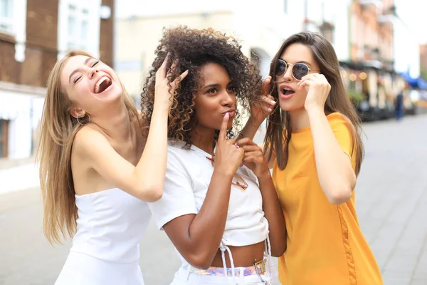 Drei Junge Lächelnde Hipster Frauen Sommerkleidung Posieren Auf Der Straße — Stockfoto