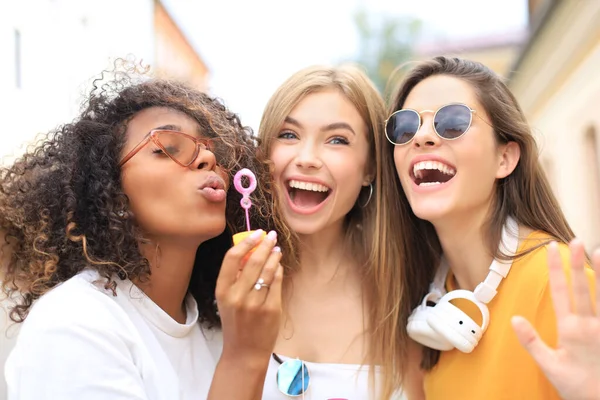 Три Счастливые Красивые Женщины Пускают Мыльные Пузыри Городской Улице — стоковое фото
