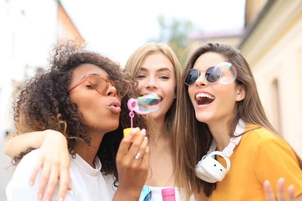 Drei Glückliche Schöne Frauen Pusten Seifenblasen Der Stadtstraße — Stockfoto
