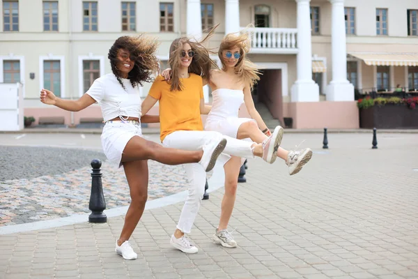 Три Молодые Улыбающиеся Хипстерки Летней Одежде Позируют Улице Танцы — стоковое фото