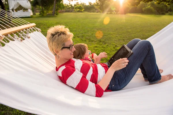 Mom Little Daughter Relaxing Hammock — Stock Photo, Image