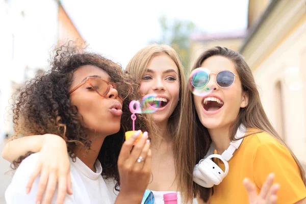 Три Счастливые Красивые Женщины Пускают Мыльные Пузыри Городской Улице — стоковое фото
