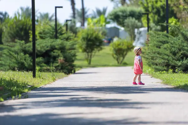 Petite Fille Courir Dans Parc Été — Photo