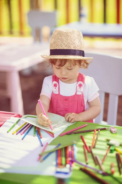 Маленькая Девочка Рисует Красочные Картинки — стоковое фото