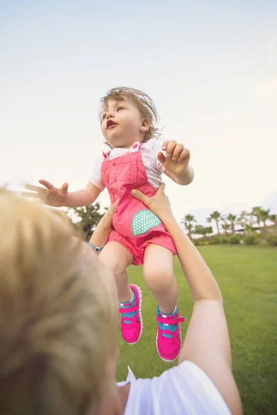 Mother Little Daughter Playing Backyard — Stock Photo, Image