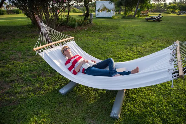 Woman Reading Book While Relaxing Hammock — Stock Photo, Image