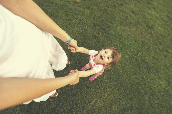 Мать Маленькая Дочь Играют Заднем Дворе — стоковое фото