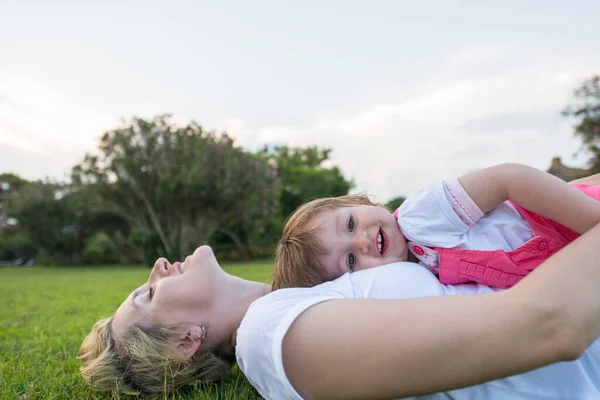 Mother Little Daughter Playing Backyard — Stock Photo, Image