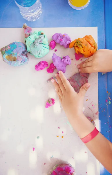 Детские Руки Играющие Разноцветной Глиной — стоковое фото