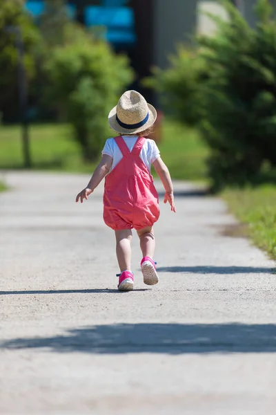 Gadis Kecil Berjalan Musim Panas Park — Stok Foto
