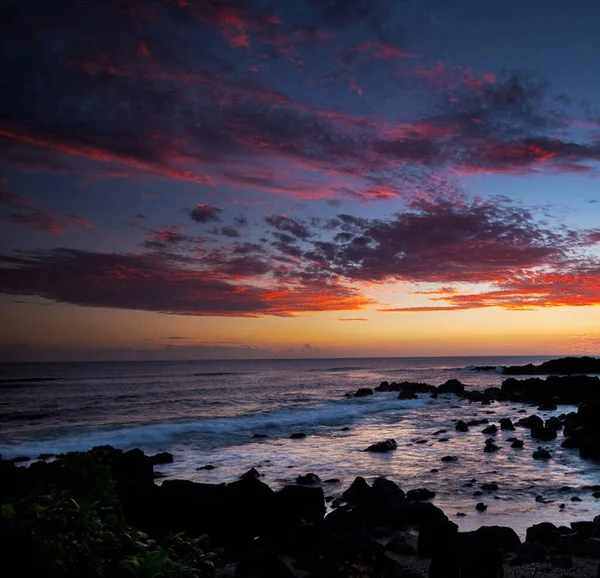Zeegezicht Met Rotsachtige Kust Bij Zonsondergang Reizen Naar Hawaï — Stockfoto