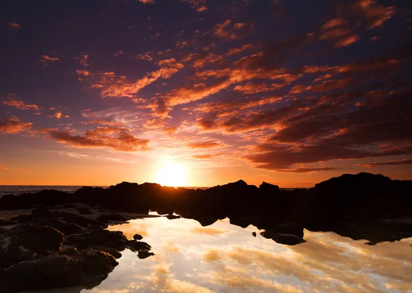 岩石海滨的日落风景 到夏威夷旅游 — 图库照片