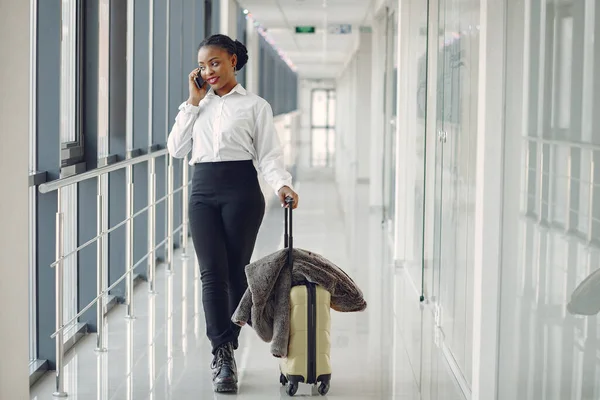 Femme Noire Avec Valise Aéroport — Photo